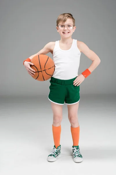 Chico activo con pelota de baloncesto - foto de stock