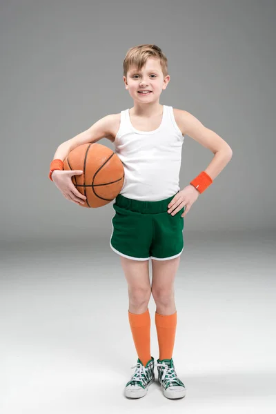 Активний хлопчик з баскетбольним м'ячем — стокове фото