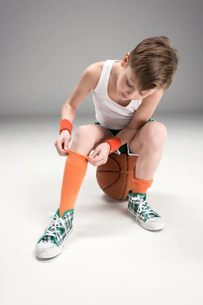 Chico activo con pelota de baloncesto - foto de stock