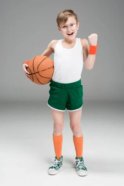 Menino ativo com bola de basquete — Fotografia de Stock