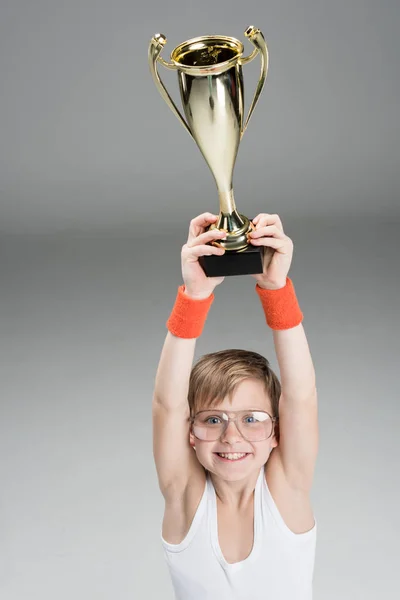 Menino ativo com cálice do campeão — Fotografia de Stock