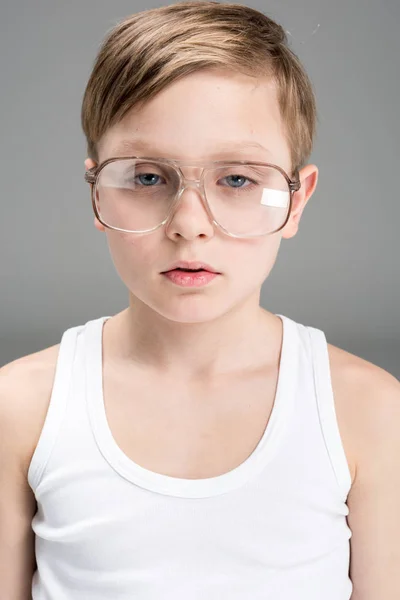 Kleiner Junge mit Brille — Stockfoto