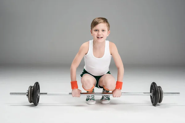 Treinamento menino ativo com barbell — Fotografia de Stock