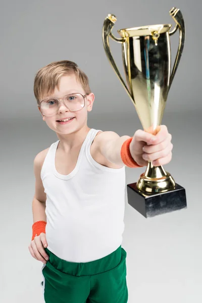 Chico activo con copa de campeón - foto de stock