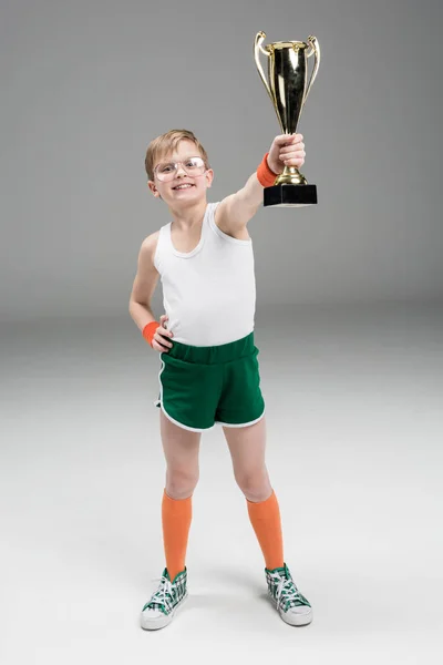 Menino ativo com cálice do campeão — Fotografia de Stock