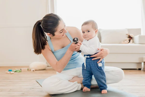 Mulher com bebê criança brincando juntos — Fotografia de Stock