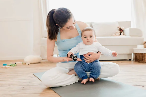 Mujer con bebé jugando juntos - foto de stock