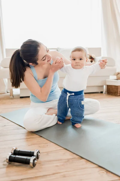 Femme et bébé garçon jouant ensemble — Photo de stock