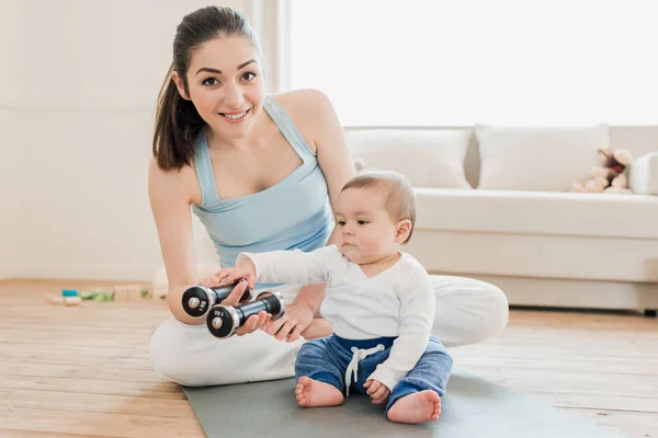 Femme avec bébé enfant jouant ensemble — Photo de stock