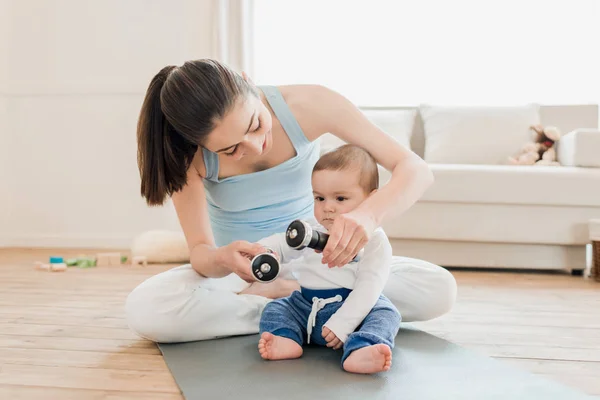 Donna con bambino che gioca insieme — Foto stock