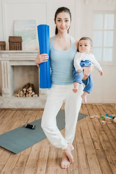 Mère avec bébé garçon à la maison — Photo de stock