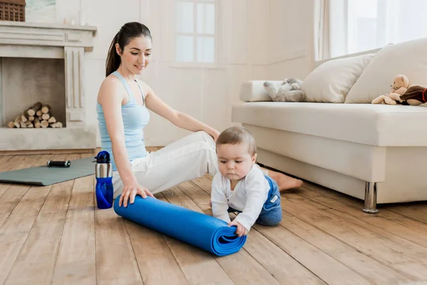 Mulher relaxante com seu filho — Fotografia de Stock