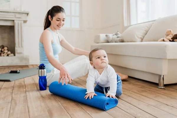 Mujer relajándose con su hijo - foto de stock