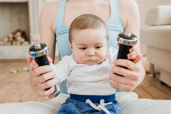 Mulher e menino brincando com halteres — Fotografia de Stock