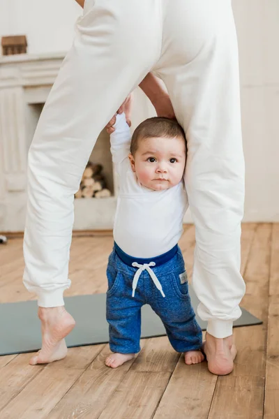 Entzückender kleiner Junge mit Mutter — Stockfoto