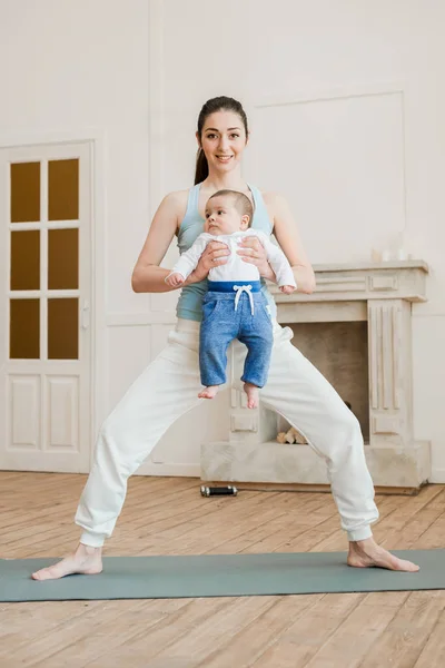 Mãe com menino praticando ioga — Fotografia de Stock
