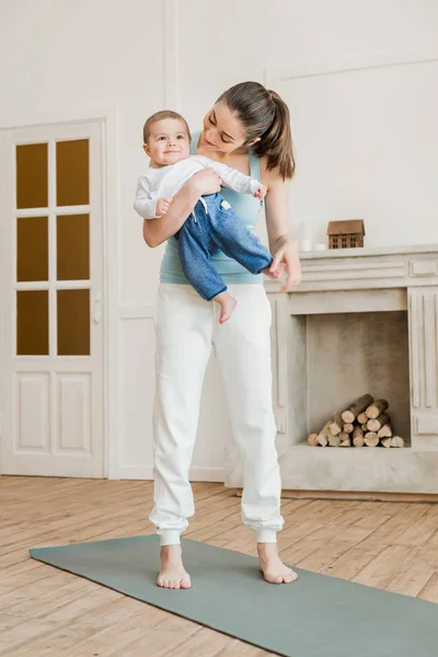 Mère avec bébé garçon à la maison — Photo de stock