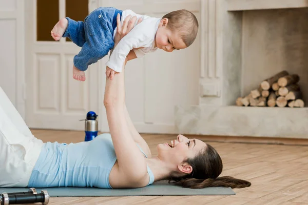 Mulher brincando com bebê — Fotografia de Stock