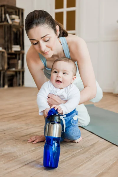 Mulher relaxante com seu filho — Fotografia de Stock