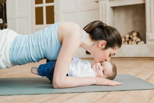 Woman with her son during workout — Stock Photo