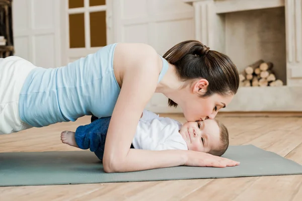 Mulher com seu filho durante o treino — Fotografia de Stock