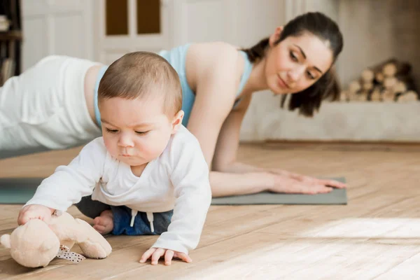 Mujer con su hijo durante el entrenamiento - foto de stock