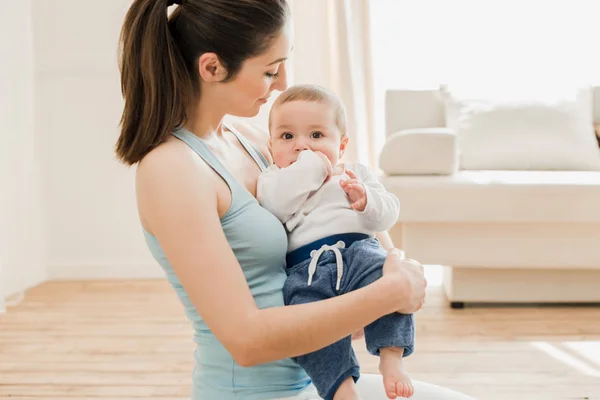 Madre sosteniendo al niño en su pecho - foto de stock