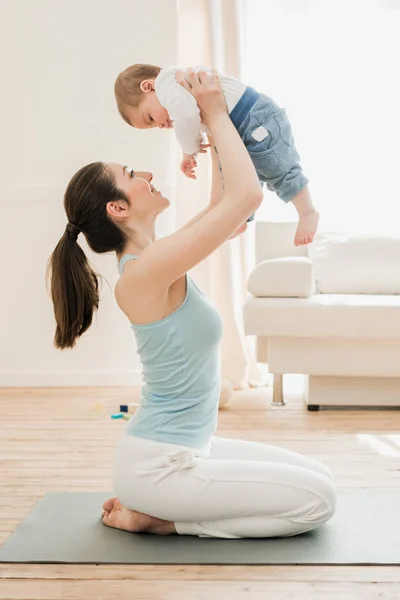 Jeune mère jouant avec son fils — Photo de stock