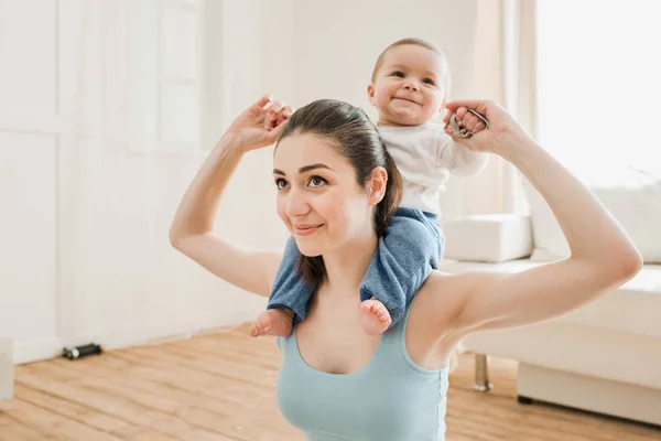 Mãe carregando seu filho piggyback — Fotografia de Stock