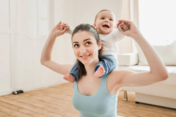 Mère portant son fils piggyback — Photo de stock