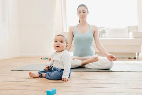 Bambino ragazzo con sua madre a casa — Foto stock