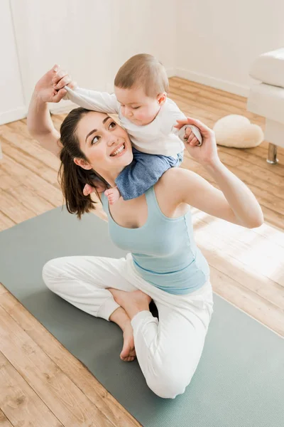 Felice madre divertirsi con il suo bambino — Foto stock