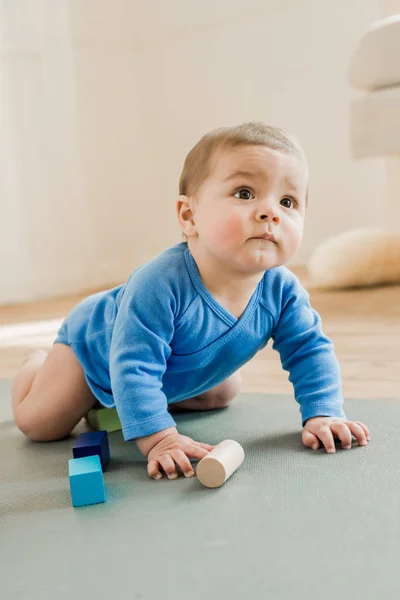 Adorable enfant jouant avec des jouets à la maison — Photo de stock