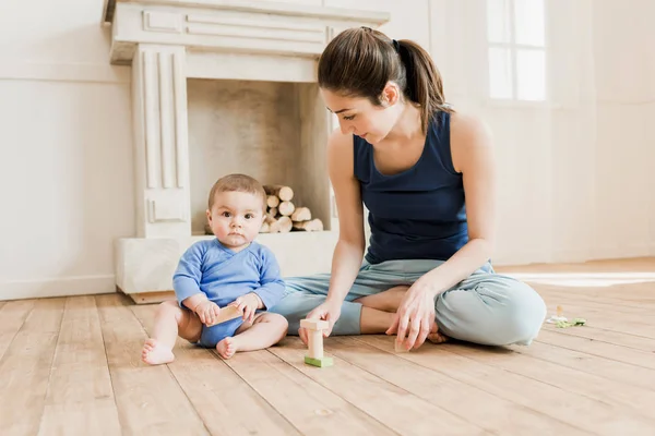 Schöne Mutter spielt mit ihrem Sohn — Stockfoto