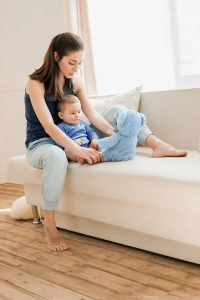 Mutter spielt mit Sohn — Stockfoto