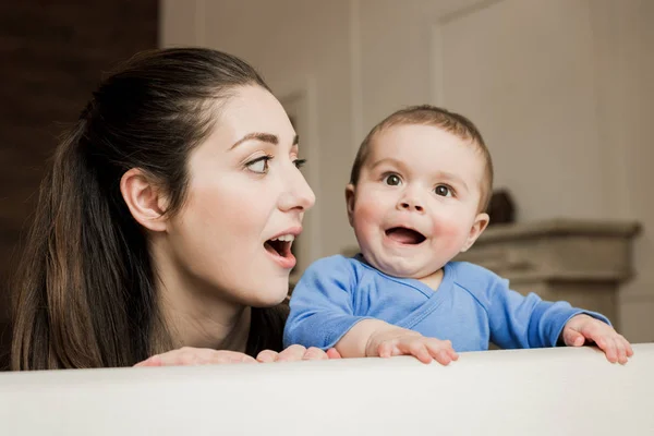 Mujer con su bebé hijo divirtiéndose - foto de stock