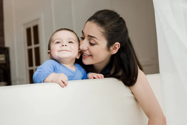 Madre con hijo pasando tiempo juntos - foto de stock