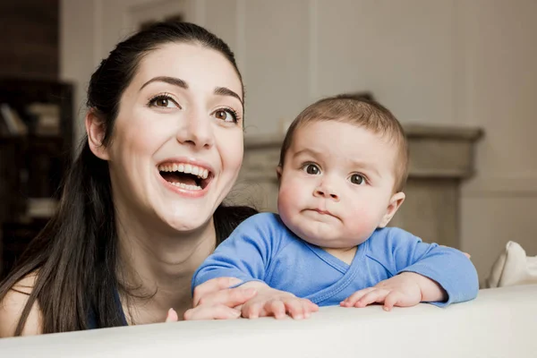 Mère avec son fils passer du temps ensemble — Photo de stock