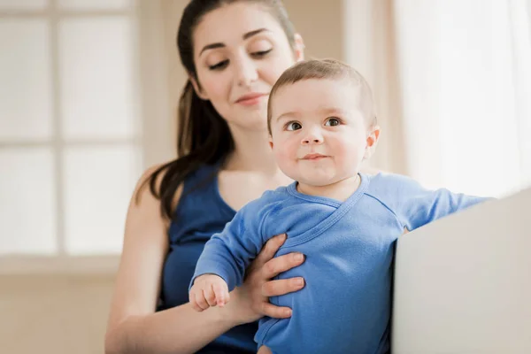 Mère avec son fils passer du temps ensemble — Photo de stock