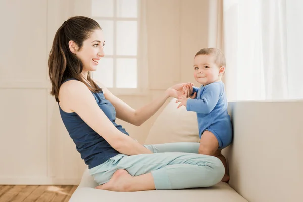 Mère avec bébé garçon à la maison — Photo de stock