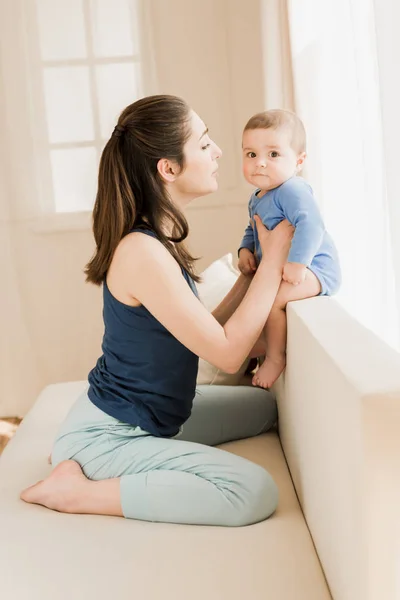 Mãe com menino em casa — Fotografia de Stock