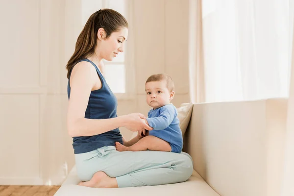 Mère avec bébé garçon à la maison — Photo de stock