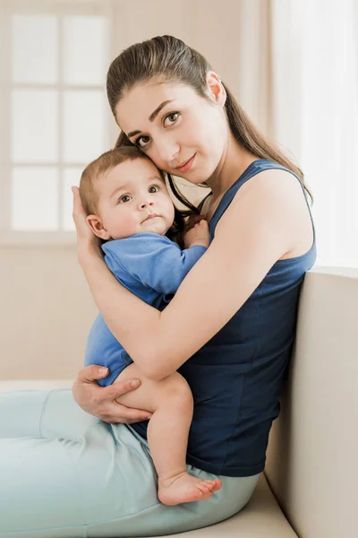 Mãe abraçando seu filho — Fotografia de Stock