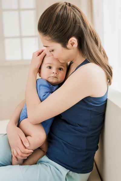 Madre abbracciare suo figlio — Foto stock