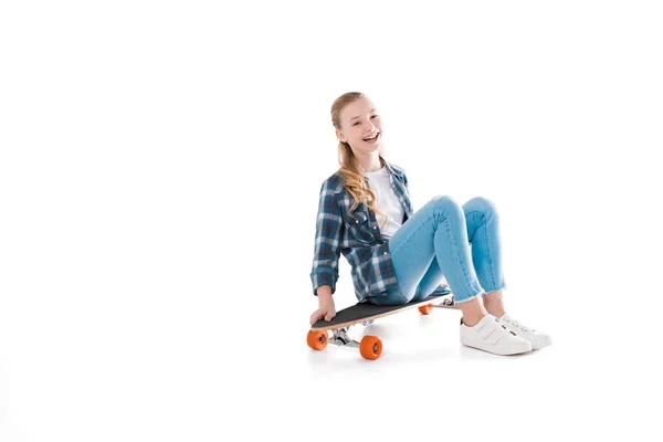 Chica feliz con monopatín - foto de stock