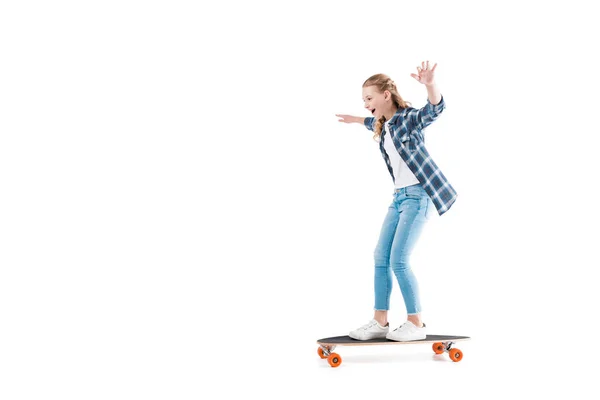 Glückliches Mädchen mit Skateboard — Stockfoto