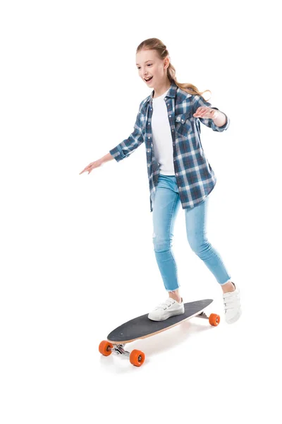 Счастливая девушка со скейтбордом — стоковое фото