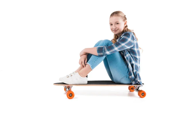 Ragazza felice con skateboard — Foto stock