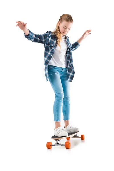 Menina feliz com skate — Fotografia de Stock