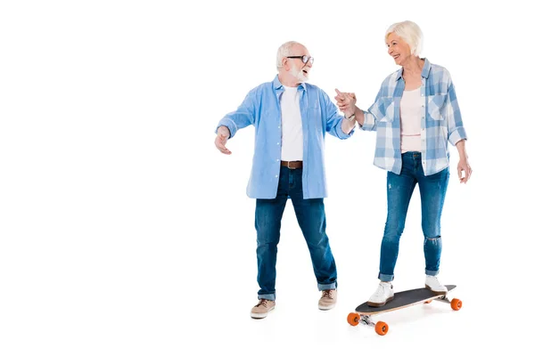 Скейтбординг для пожилых пар — стоковое фото